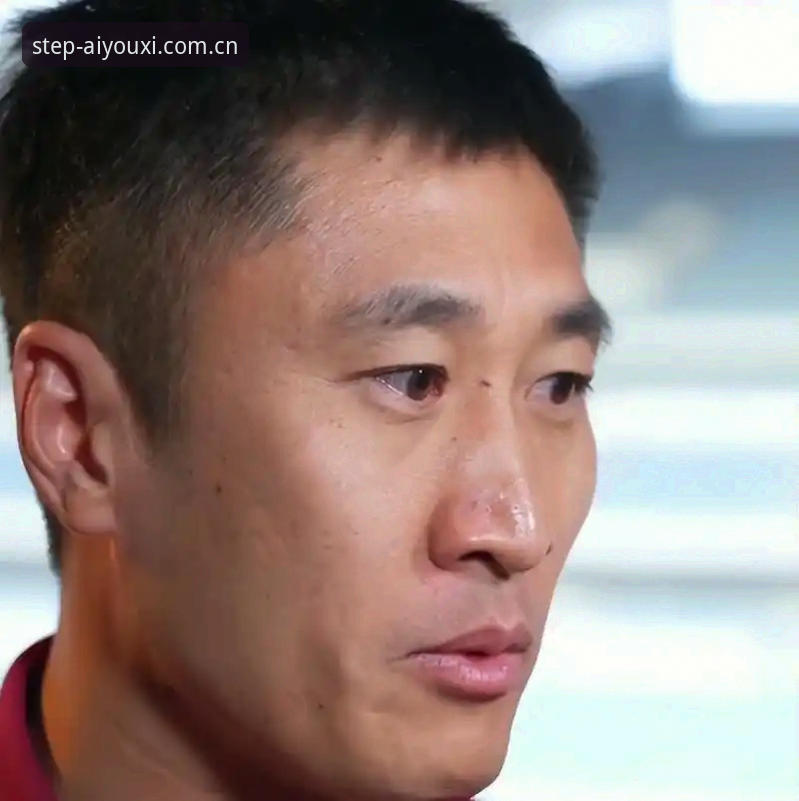 每一步与热爱同行海外华人版 马宁的裁判哲学 vs 球迷的喧嚣评价:选择闭门精进还是网络争论?